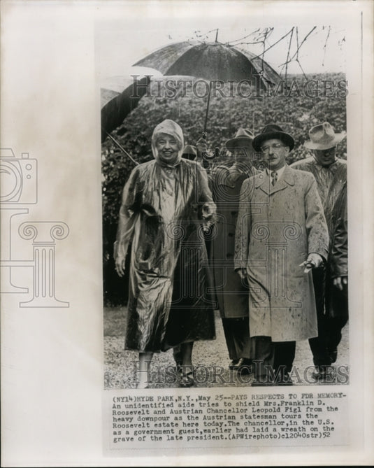 1952 Mrs.Roosevelt&Figl pays respect to the late president - Historic Images