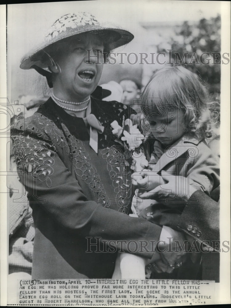 1939 Press Photo Mrs Franklin Roosevelt with Robert Harrelson - Historic Images