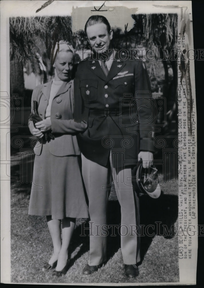 1944 Press Photo Col Elliott Roosevelt &amp; Film actress Faye Emerson on wedding - Historic Images
