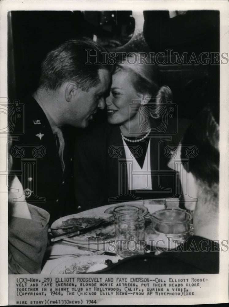 1944 Press Photo Col Elliott Roosevelt & Faye Emerson at night club in Hollywood - Historic Images