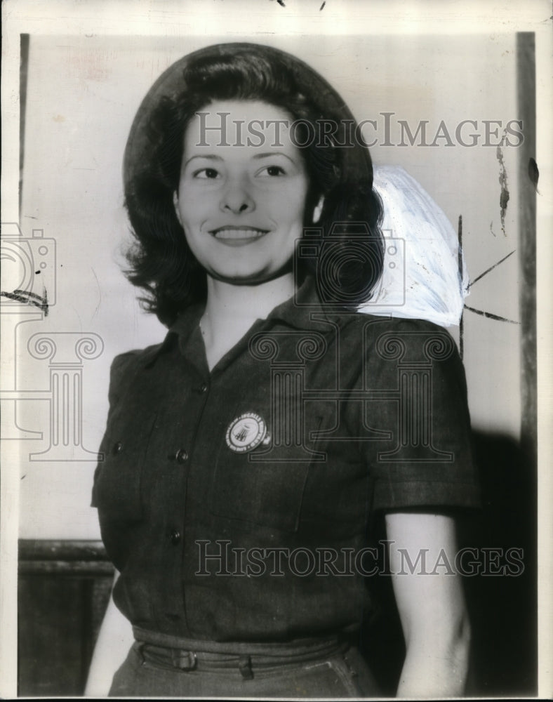 1943 Press Photo Soileau wears Hat in the ring emblem of Ingalls workers - Historic Images