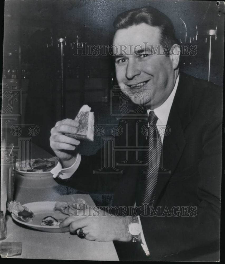 1950 Press Photo Mayor Rhodes eating at a coffee shop in Dayton - Historic Images