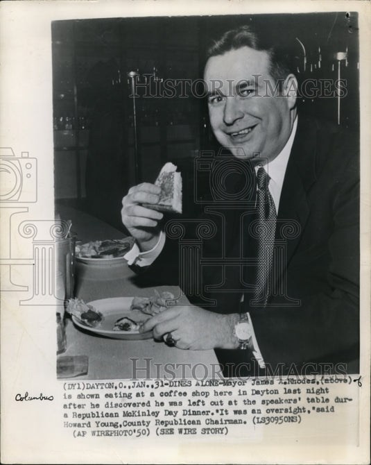 1950 Press Photo Rhodes dines out in coffeeshop after left out atspeaker's table - Historic Images