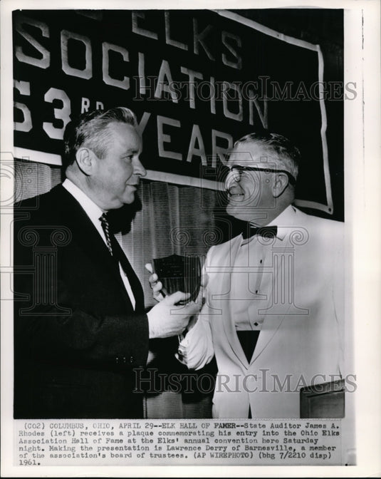 1961 Press Photo Rhodes gets plaque as Elk Hall of Famer at Elk's Annual Conv. - Historic Images