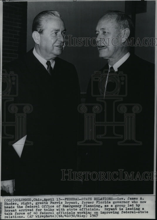 1967 Press Photo Gov. Rhodes & Bryant in talks with state officials - Historic Images
