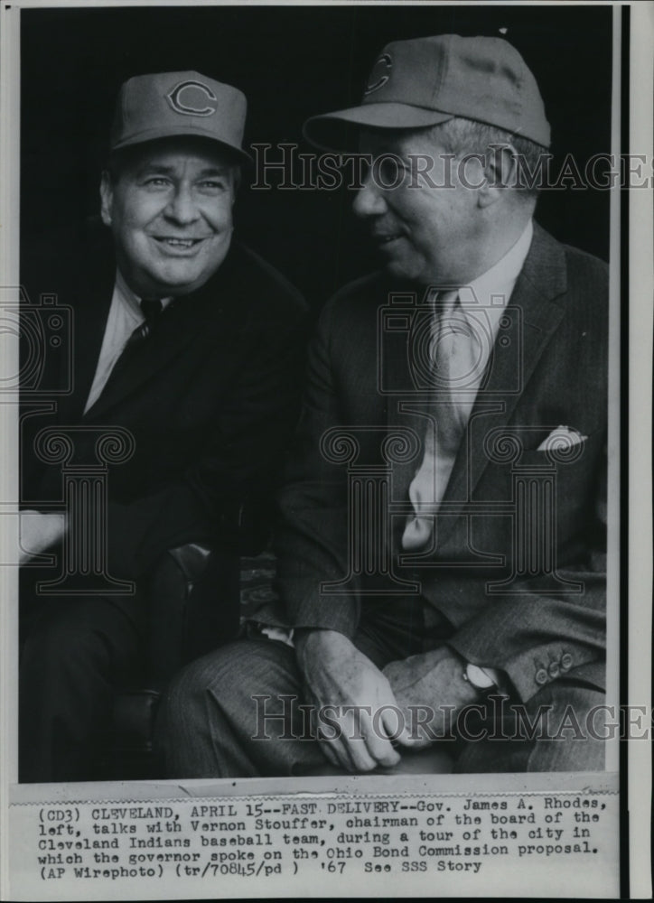 1967 Press Photo Gov. Rhodes with Stouffer in tour of OhioBondComm. proposal - Historic Images