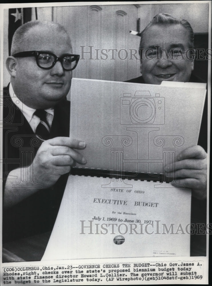 1969 Press Photo Gov. Rhodes checks proposed biennium budget with Collier - Historic Images