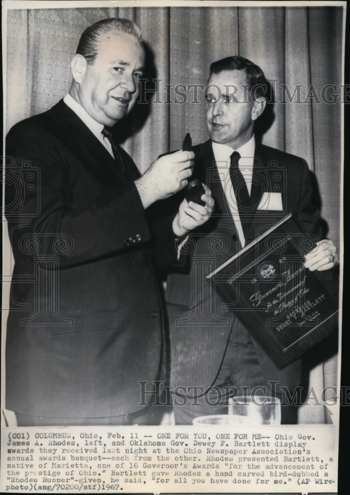 1967 Press Photo Rhodes&amp;Bartlett gets awards at OhioNewspaperAssoc.annualbanquet - Historic Images