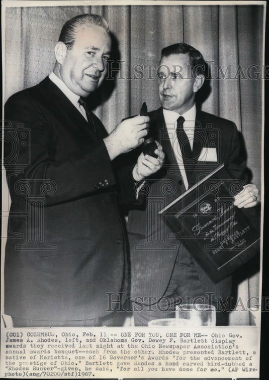1967 Press Photo Rhodes&Bartlett gets awards at OhioNewspaperAssoc.annualbanquet - Historic Images