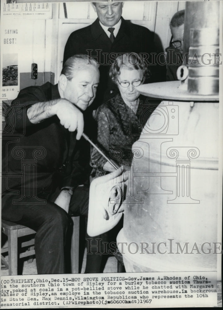 1968 Press Photo Gov James Rhodes in Ripley for burley tobacco auction - Historic Images