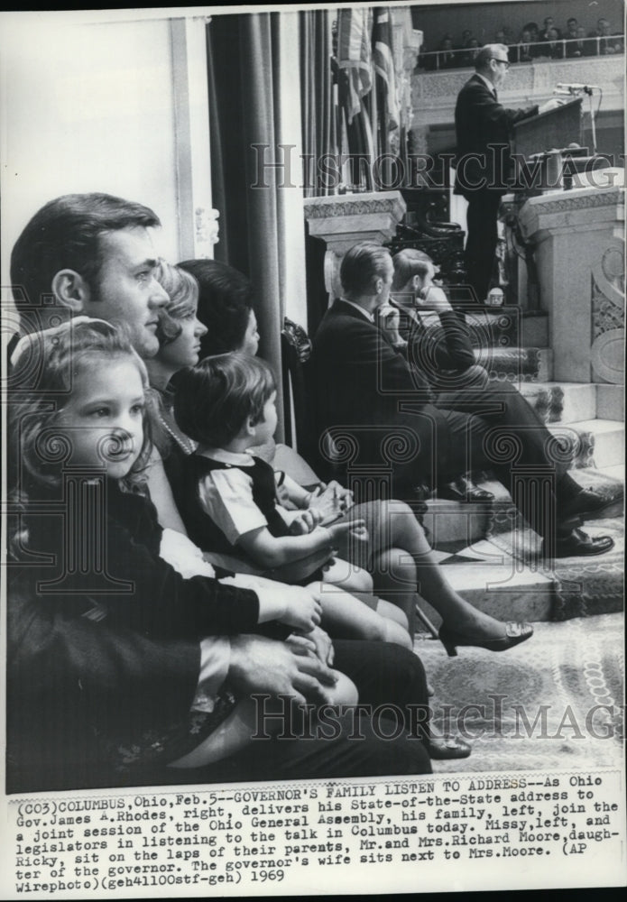 1969 Press Photo Ohio Gov James Rhodes family on State-of-the-State Address - Historic Images