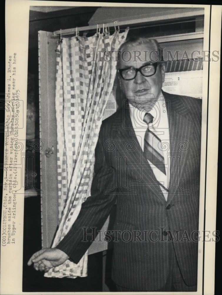 1975 Press Photo Ohio Gov James Rhodes voted near his home in Upper Arlington - Historic Images