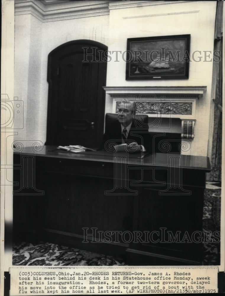 1975 Press Photo Gov James Rhodes in Statehouse office after his inauguration - Historic Images