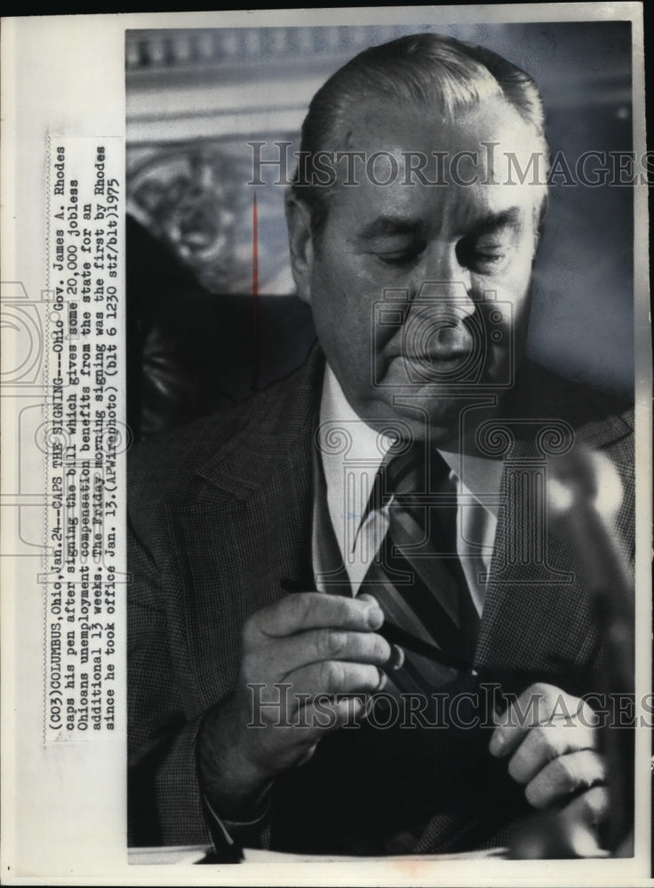1975 Press Photo Ohio Gov James Rhodes after signing bill for employment - Historic Images