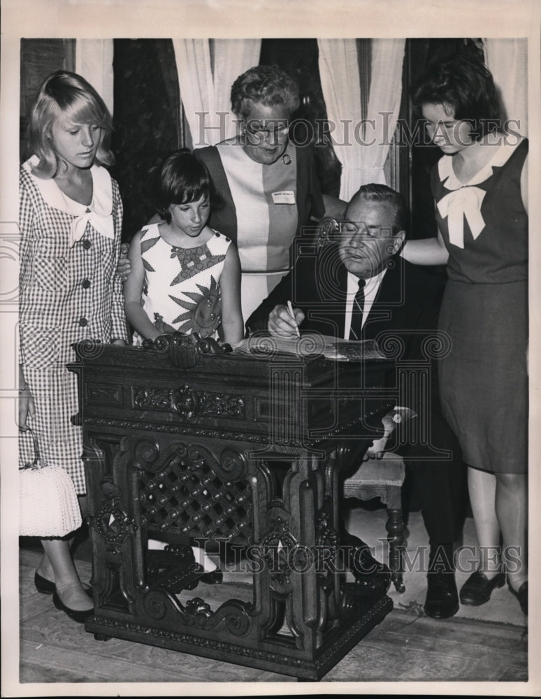 1965 Press Photo Gov James Rhodes at home of Pres James Garfield in Mentor - Historic Images