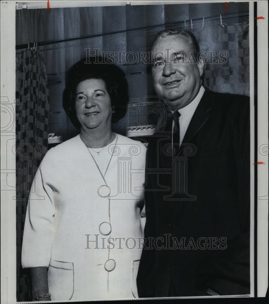 1967 Press Photo Gov. Rhodes and wife, Helen voted in Columbus as campagin'sover - Historic Images