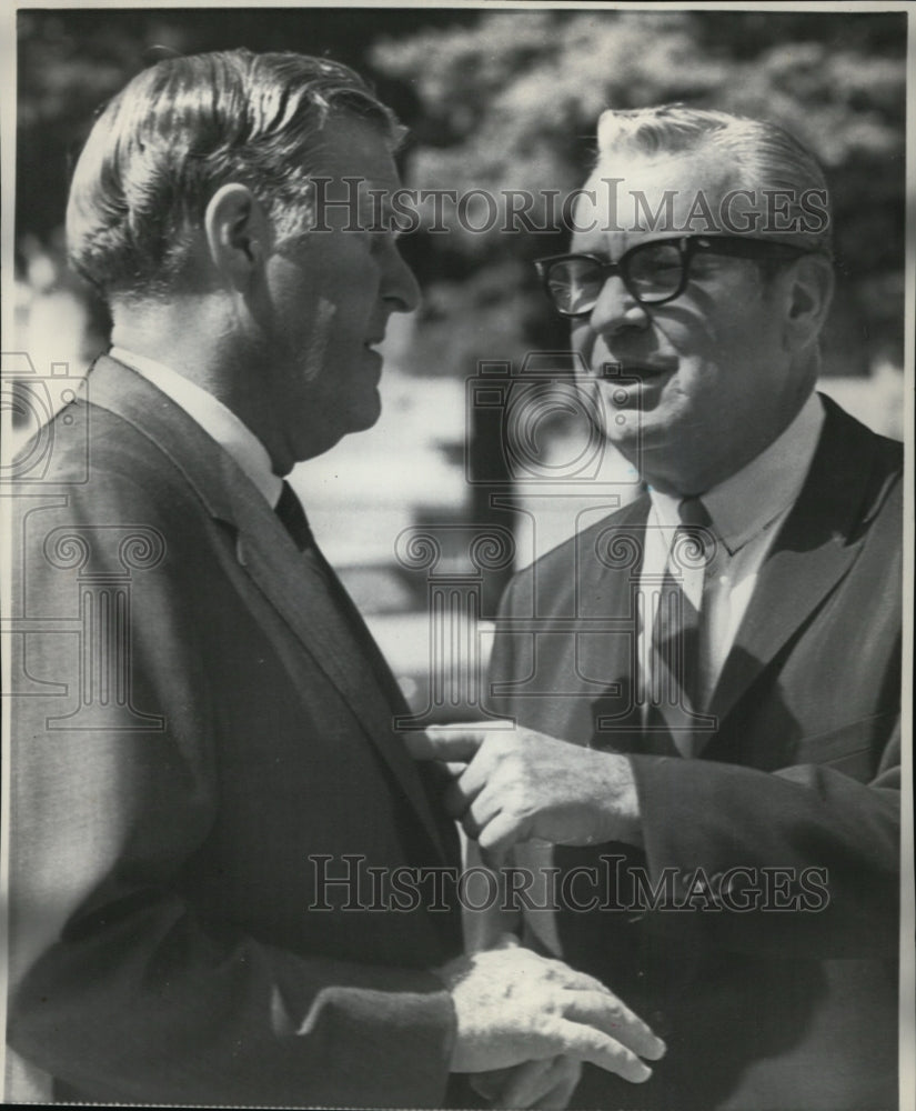 1969 Press Photo Rhodes in conversation with Shafer in National'sGov.Conference - Historic Images