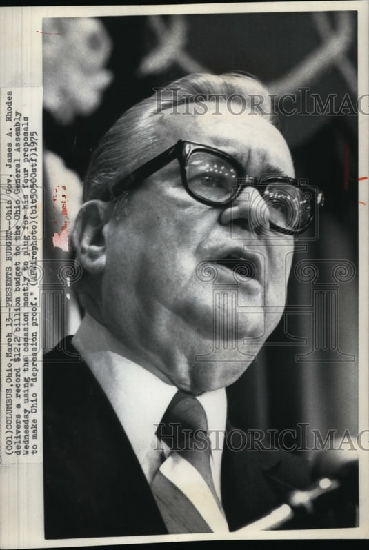 1975 Press Photo Ohio Gov. James A. Rhodes delivers a record billion budget - Historic Images