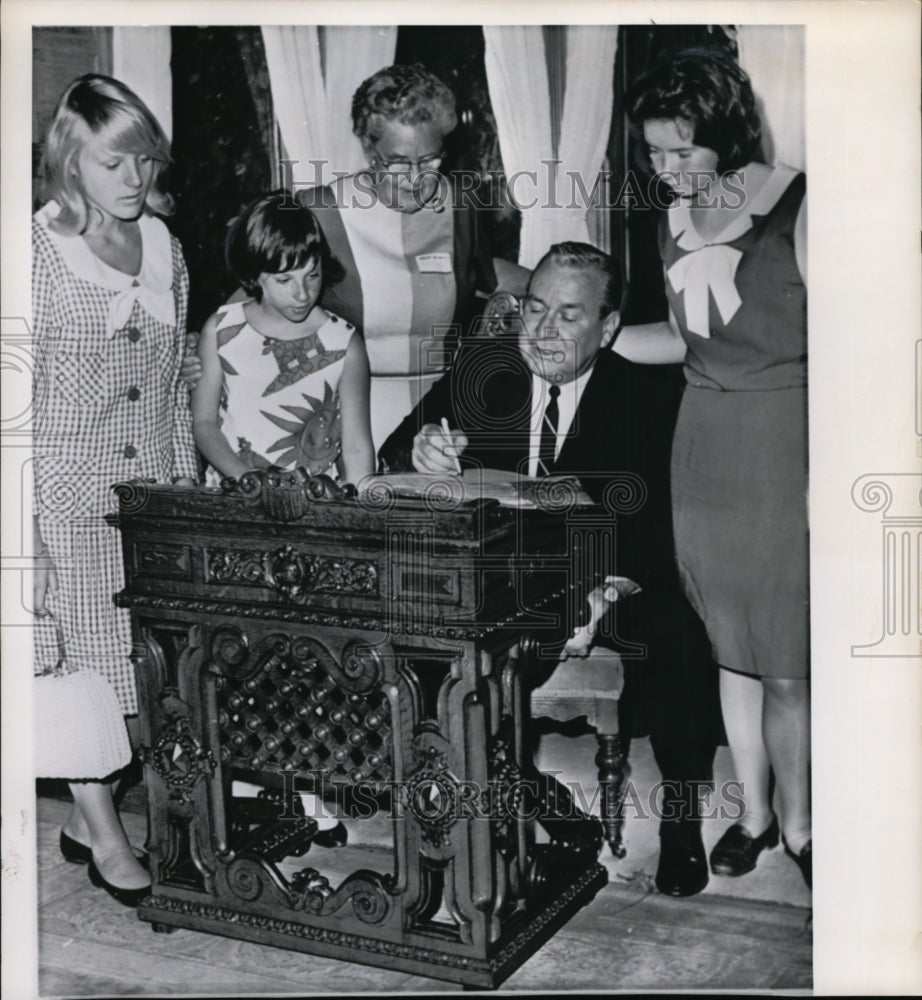 1965 Press Photo Gov. James A. Rhodes sits at the desk of James A. Garfield - Historic Images