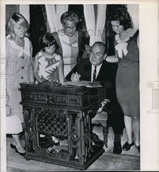 1965 Press Photo Gov. James A. Rhodes sits at the desk of James A. Garfield - Historic Images
