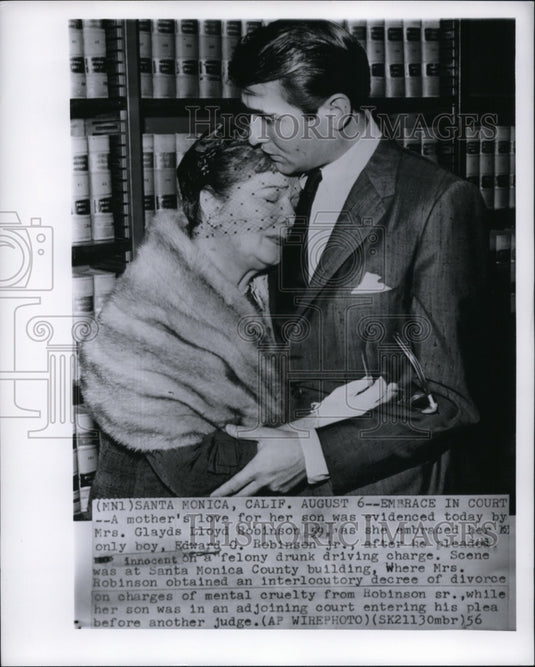 1956 Press Photo Mrs. Gladys Robinson Hugs Her Son Edward After The Trial - Historic Images