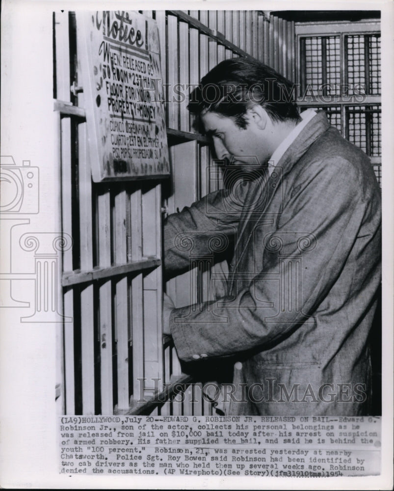 1954 Press Photo Edward Robinson Jr Collects His Personal Belongings From Jail - Historic Images