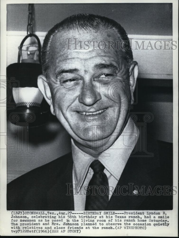 1966 Press Photo President Lyndon Johnson Celebrates His 58th Birthday in Texas - Historic Images