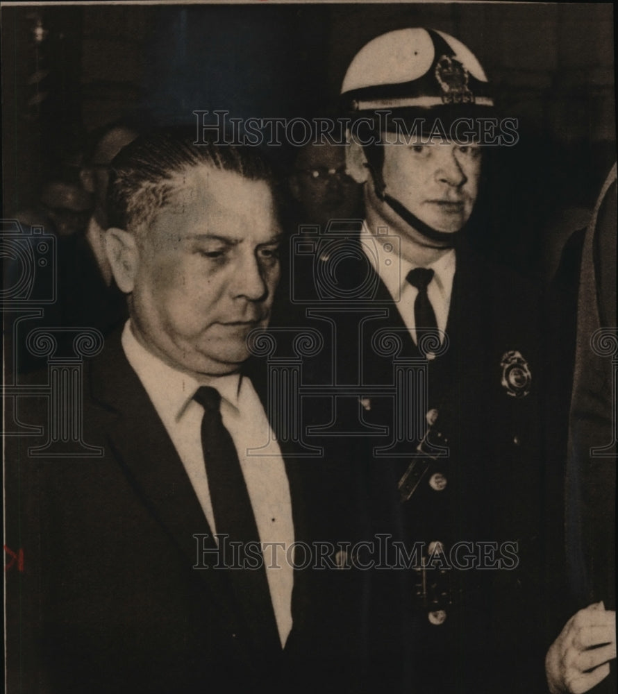 1964 Press Photo James Hoffa Walks The Federal Court With Cahattanooga Policeman - Historic Images