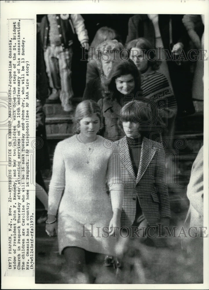 1973 Press Photo Jacquelline Kennedy Onassis and two children Caroline and John. - Historic Images