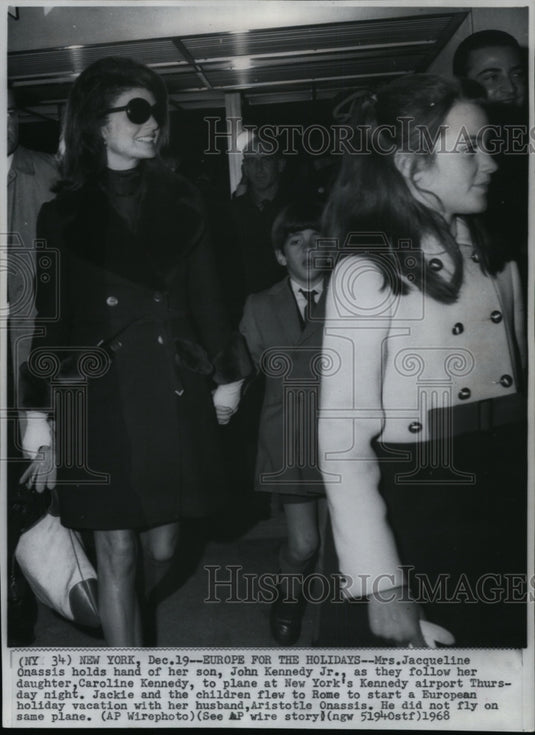 1968 Press Photo Jacquelline Onassis and Children at New York Kennedy Airport. - Historic Images