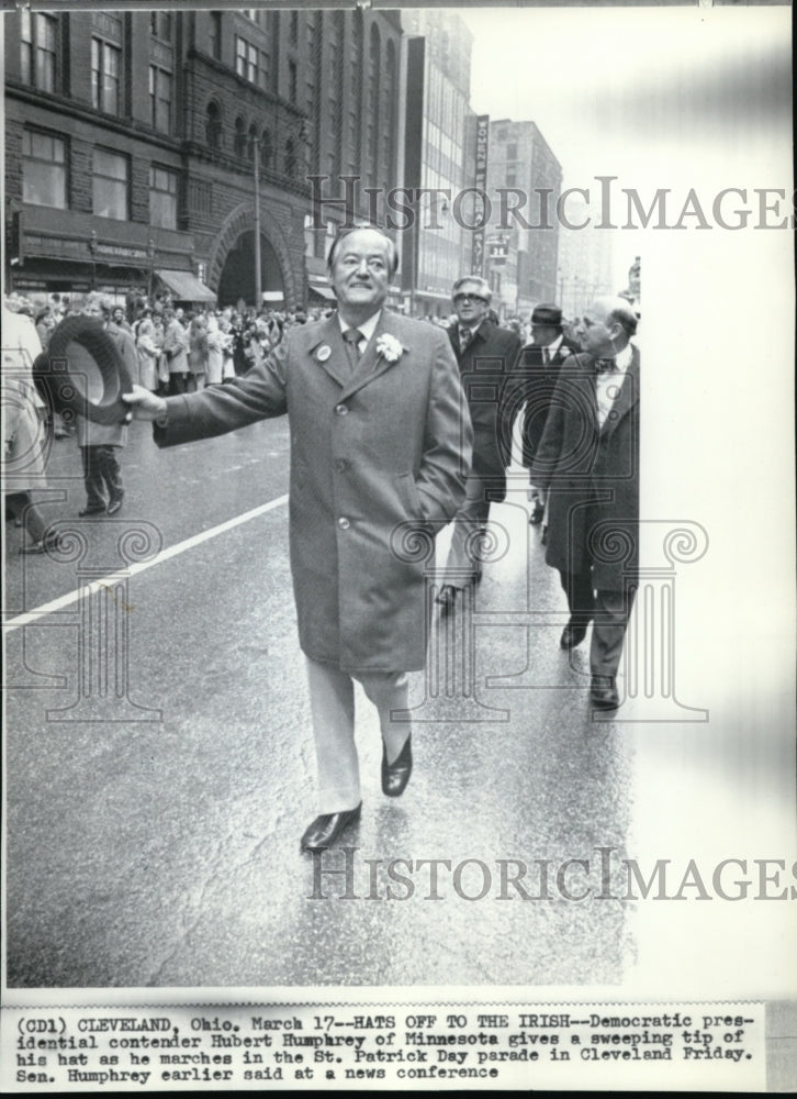 1972 Press Photo Sen.Hubert Humphrey of Minn. marches at St. Patrick Parade. - Historic Images