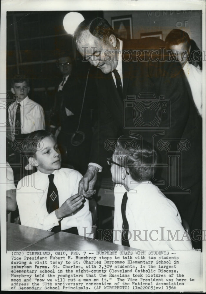 1966 Press Photo Vice President Hubert H. Humphrey stops to talk with two - Historic Images