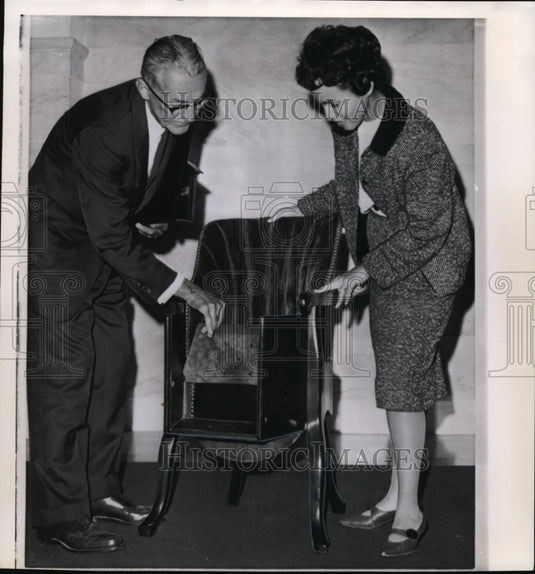 1961 Wire Photo Bill Green of Fairfax, Va., explains the features of high chair - Historic Images
