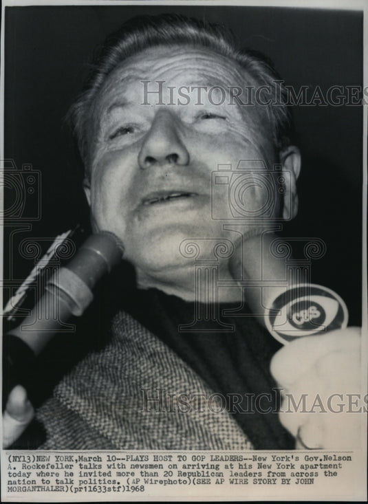 1968 Press Photo New York's Gov. Nelson A. Rockefeller talks with newsmen - Historic Images