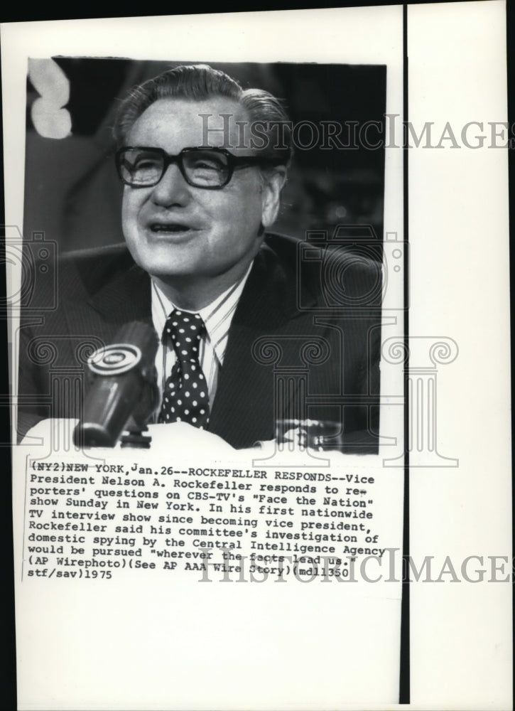 1975 Press Photo Vice President Nelson A. Rockefeller responds to reporter's - Historic Images