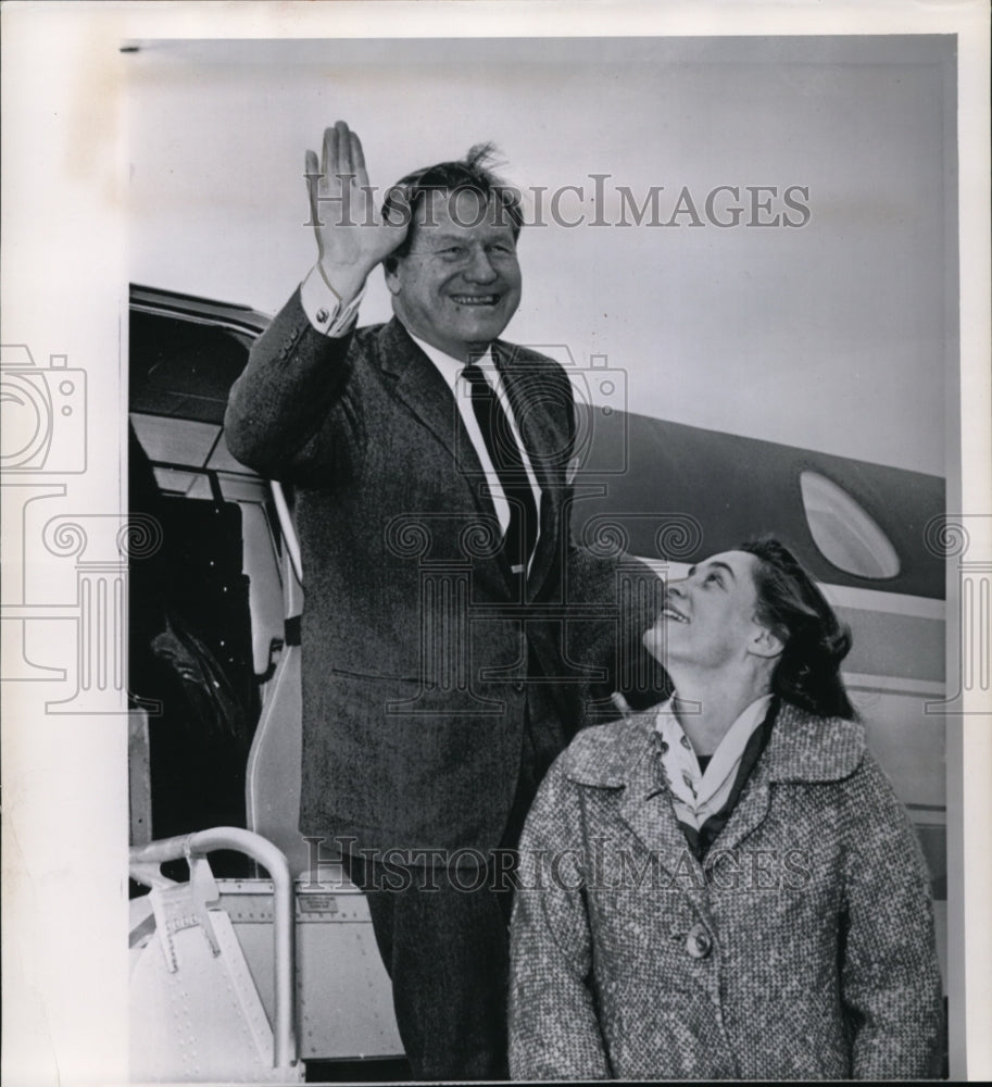 1964 Gov. Nelson A. Rockefeller waves to crowd as Mrs. Rockefeller - Historic Images