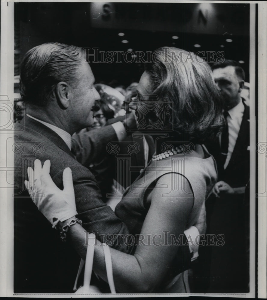1968 Press Photo Gov. Nelson Rockefeller and his wife, dance in the street side - Historic Images