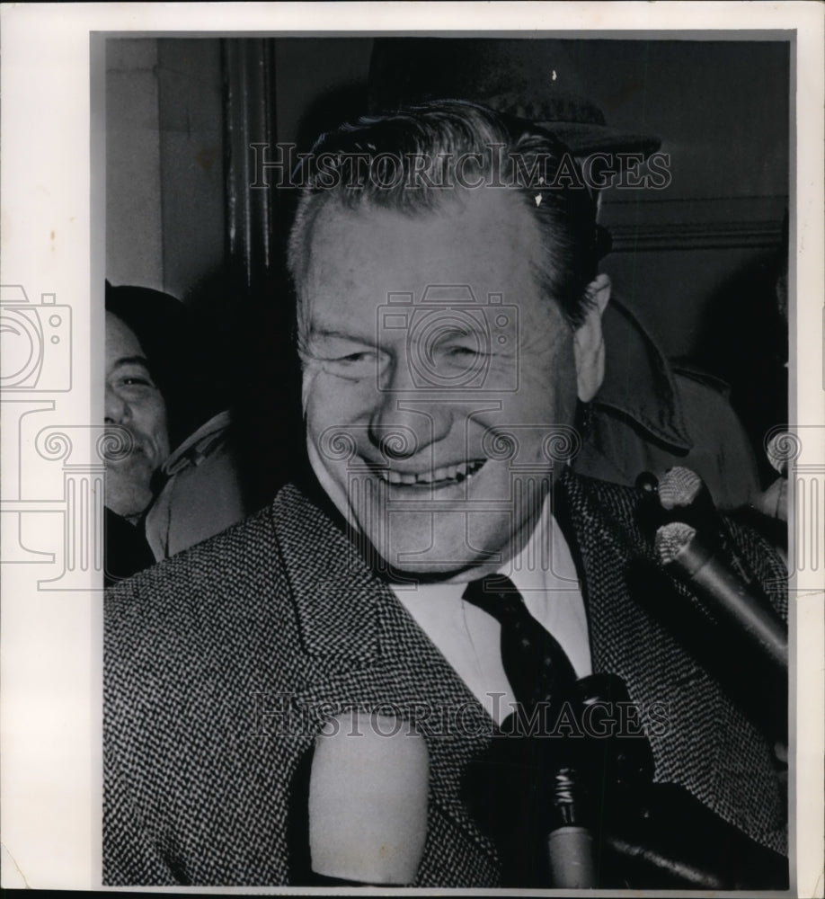 1963 Press Photo Gov. Nelson A. Rockefeller beams as he faces newsmen outside - Historic Images