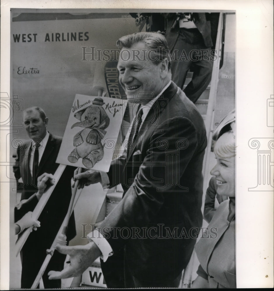 1964 Press Photo Gov Nelson Rockefeller to board his plane in Ontario, Calif - Historic Images