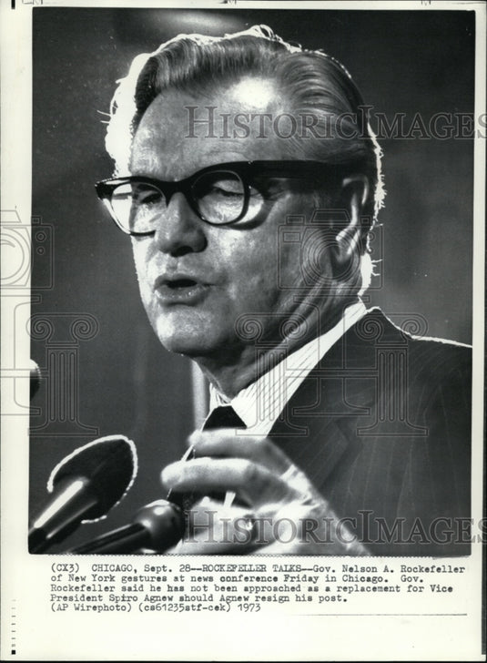 1973 Press Photo Gov Nelson Rockefeller at news conference in Chicago - Historic Images