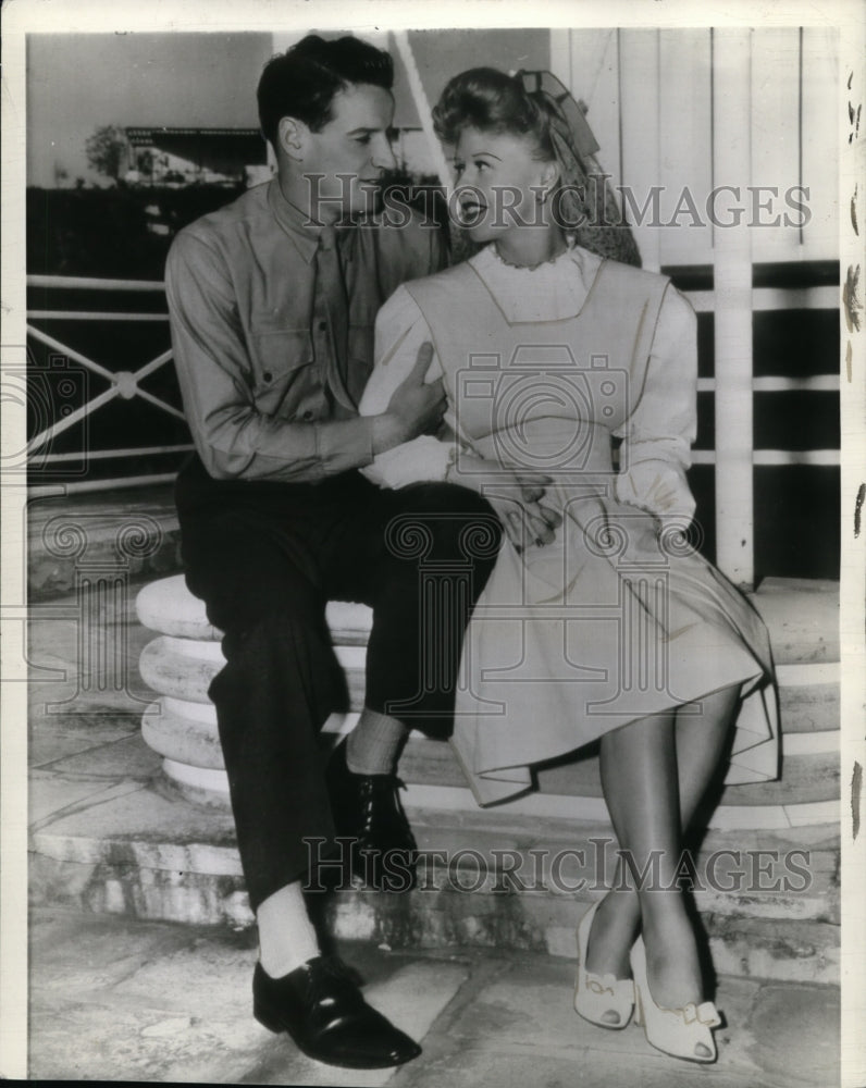 1943 Press Photo Ginger Rogers & new husband Private Jack Briggs on honeymoon - Historic Images