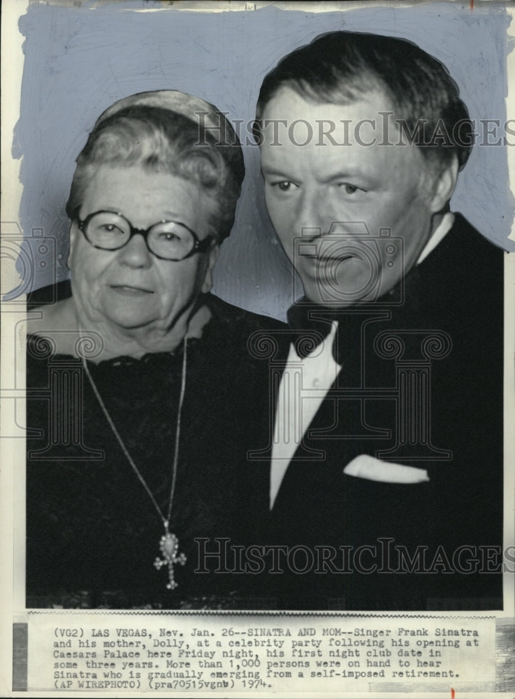 1974 Press Photo Sinatra and his mother at a celebrity party at Caesars Palace - Historic Images