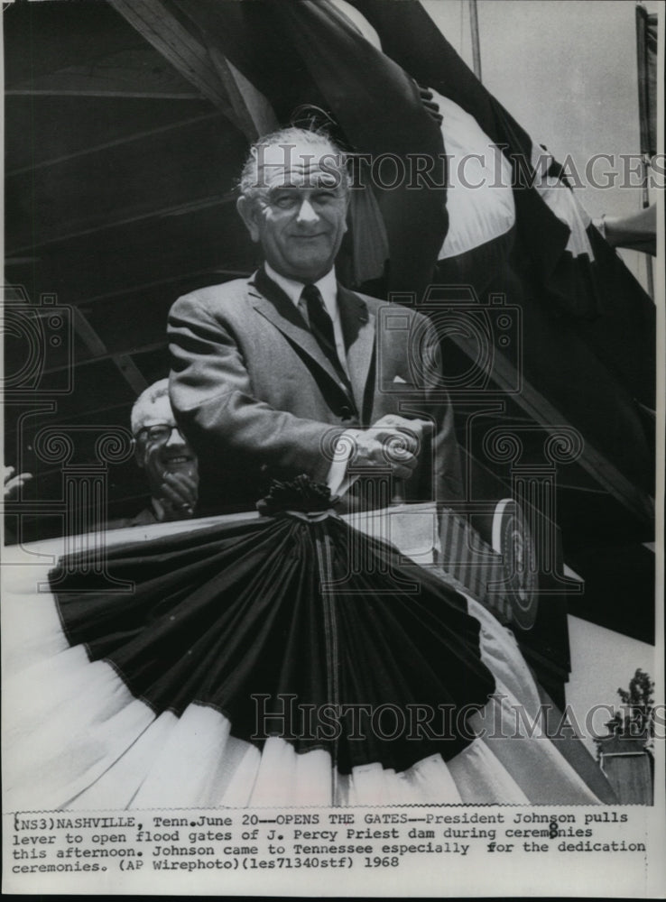 1968 Press Photo President Johnson pulls lever to open flood gates of J. Percy - Historic Images