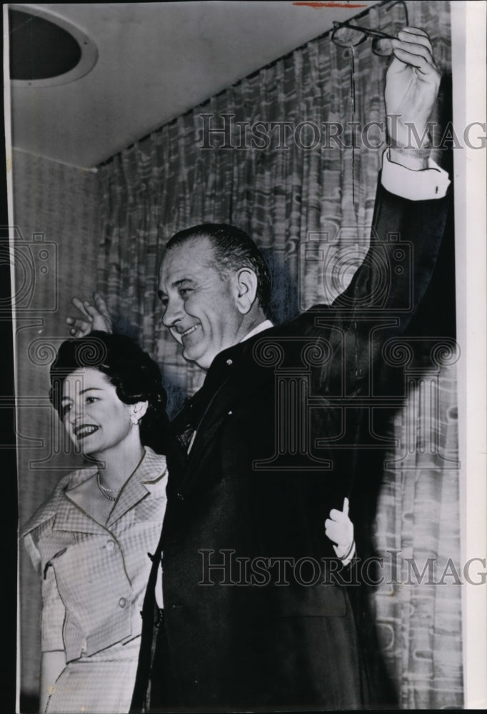 1960 Press Photo Sen. Lyndon Johnson his arms around his wife, Lady Bird had a - Historic Images