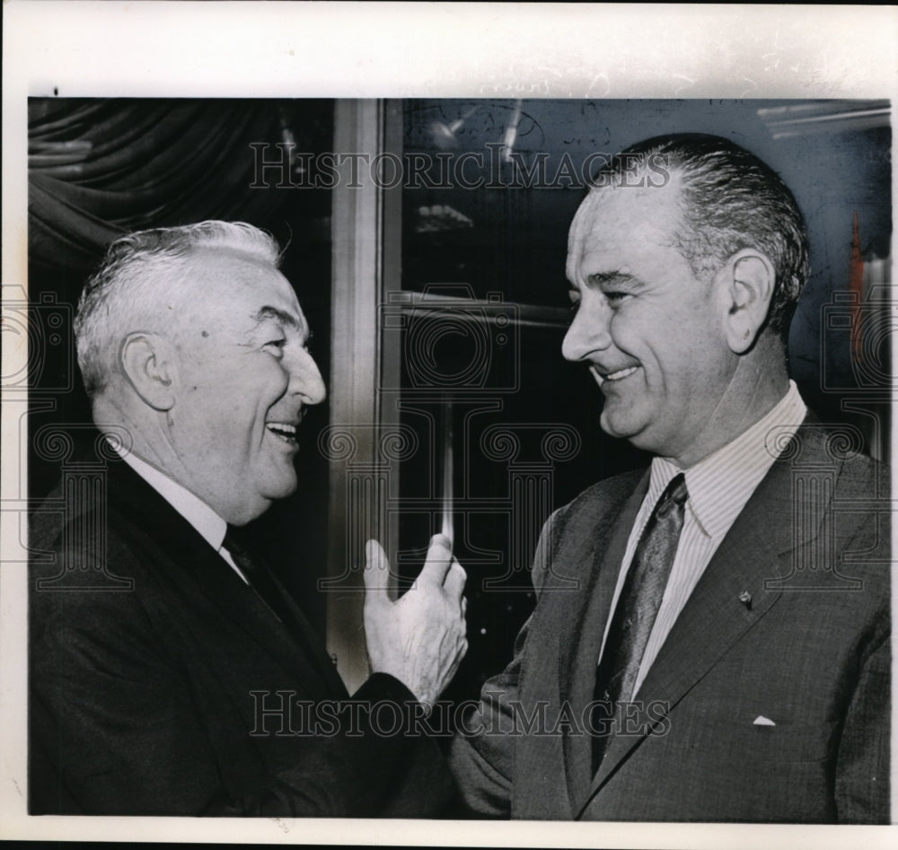 1960 Press Photo Sen. Ervin, Jr. talks with Sen. Johnson in downtown LA hotel - Historic Images