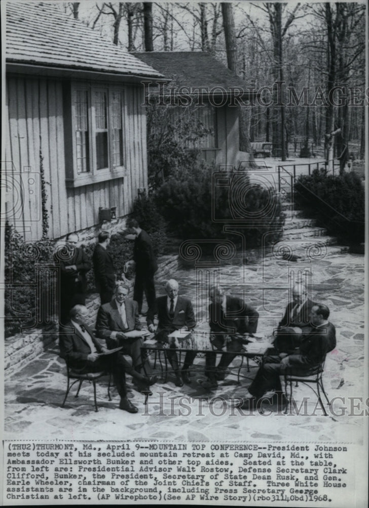 1968 Press Photo Pres. Johnson meet at Camp David with Amb. Bunker &amp; other aides - Historic Images