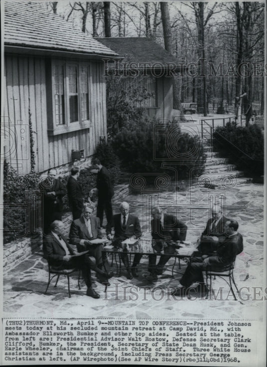 1968 Press Photo Pres. Johnson meet at Camp David with Amb. Bunker & other aides - Historic Images