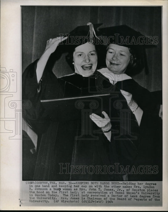 1964 Press Photo Mrs. Lyndon B. Johnson holds her degree in one hand - Historic Images