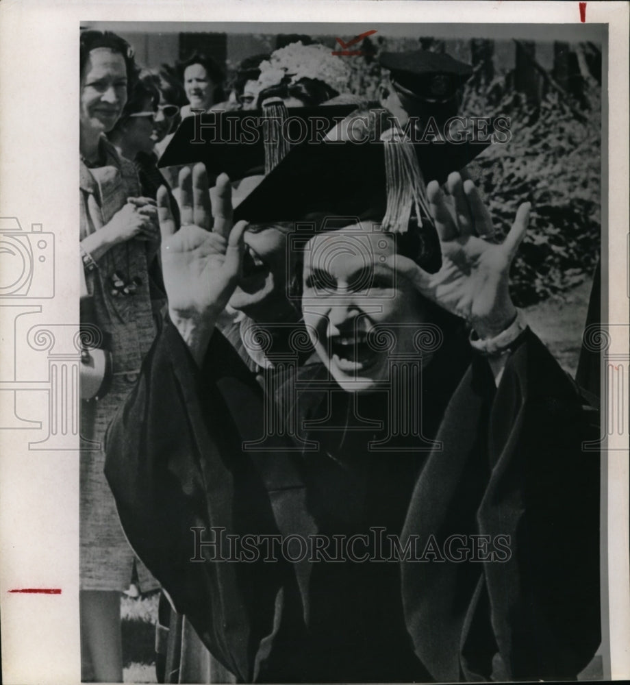 1964 Press Photo Mrs. Lyndon B. Johnson wave hands at Texas Women&#39;s University - Historic Images