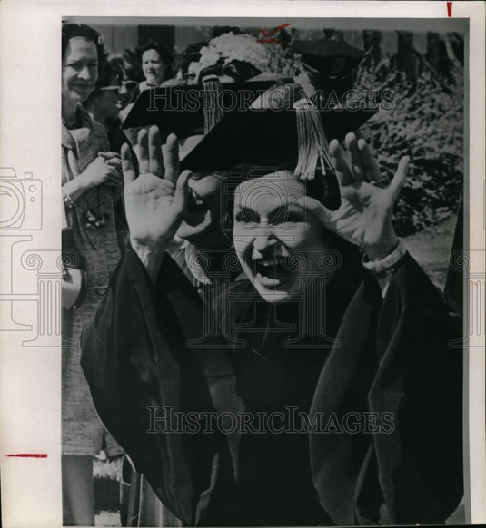 1964 Press Photo Mrs. Lyndon B. Johnson wave hands at Texas Women's University - Historic Images